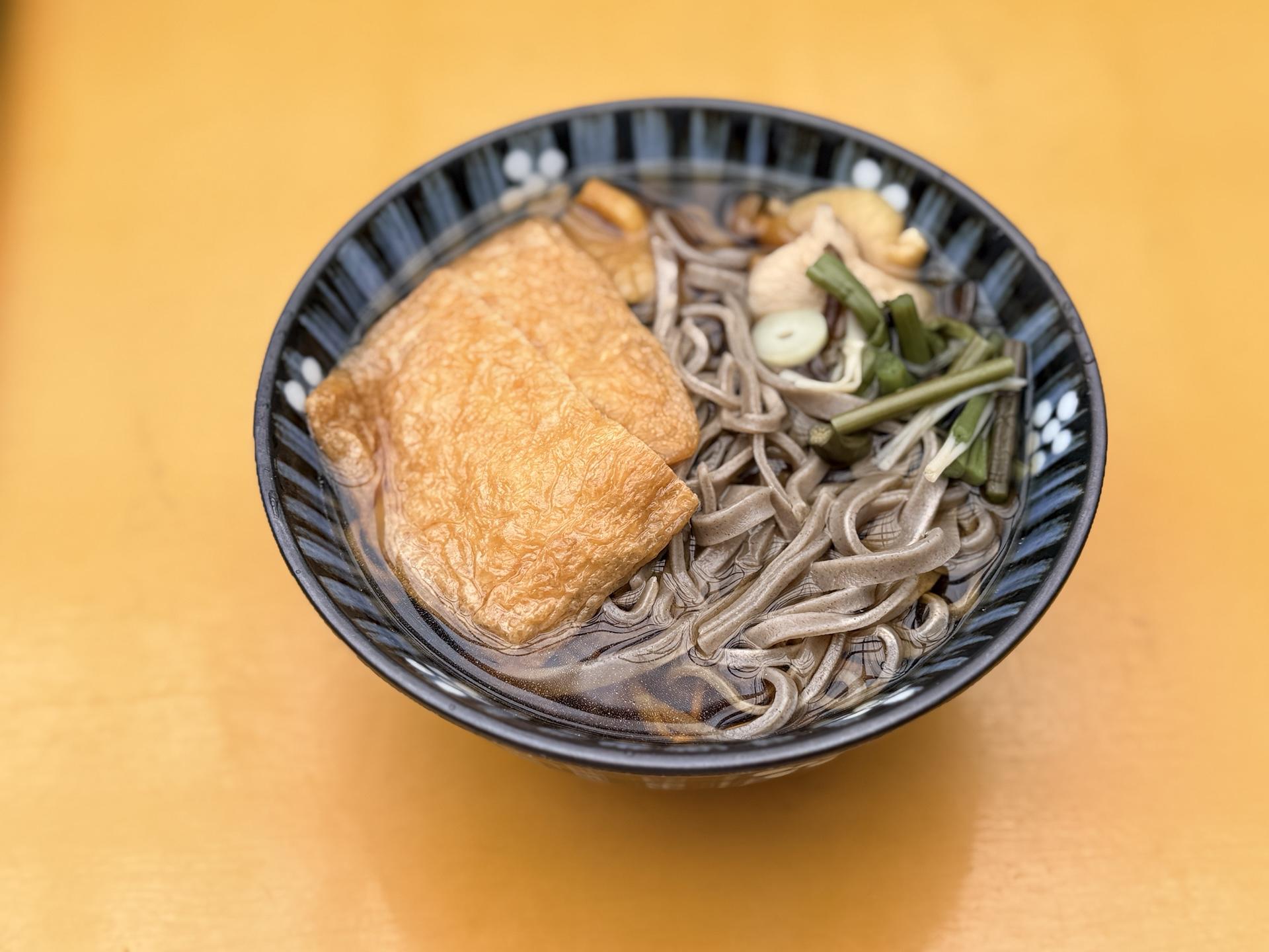 温かい山菜そば1,200円。山菜とキノコとお揚げが入っていて美味しかった