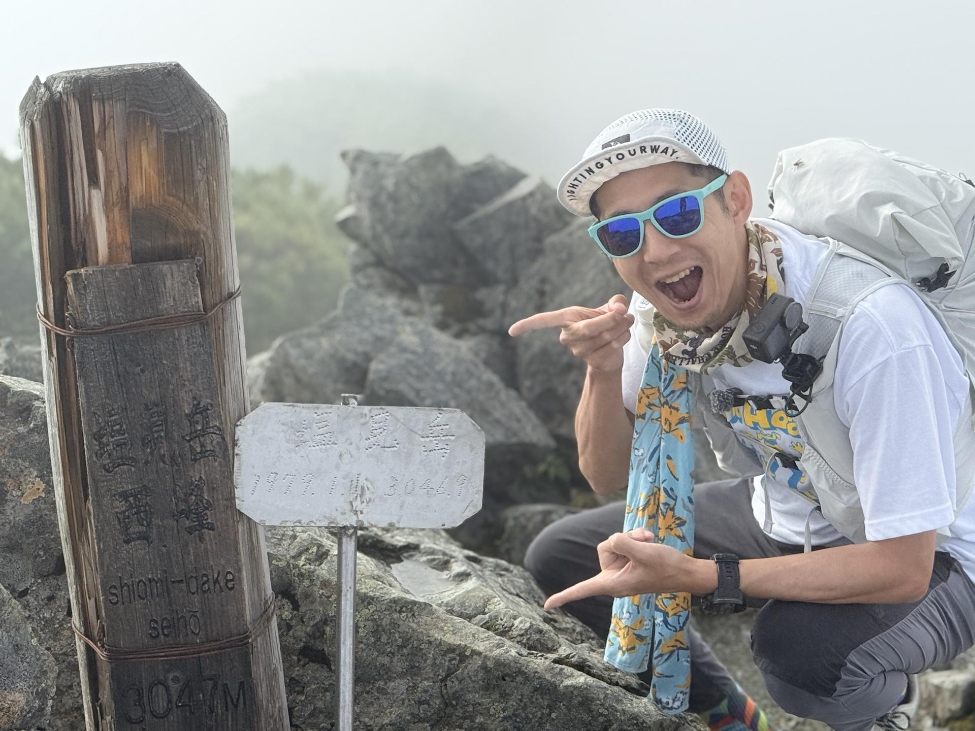 山頂標識とイッチー