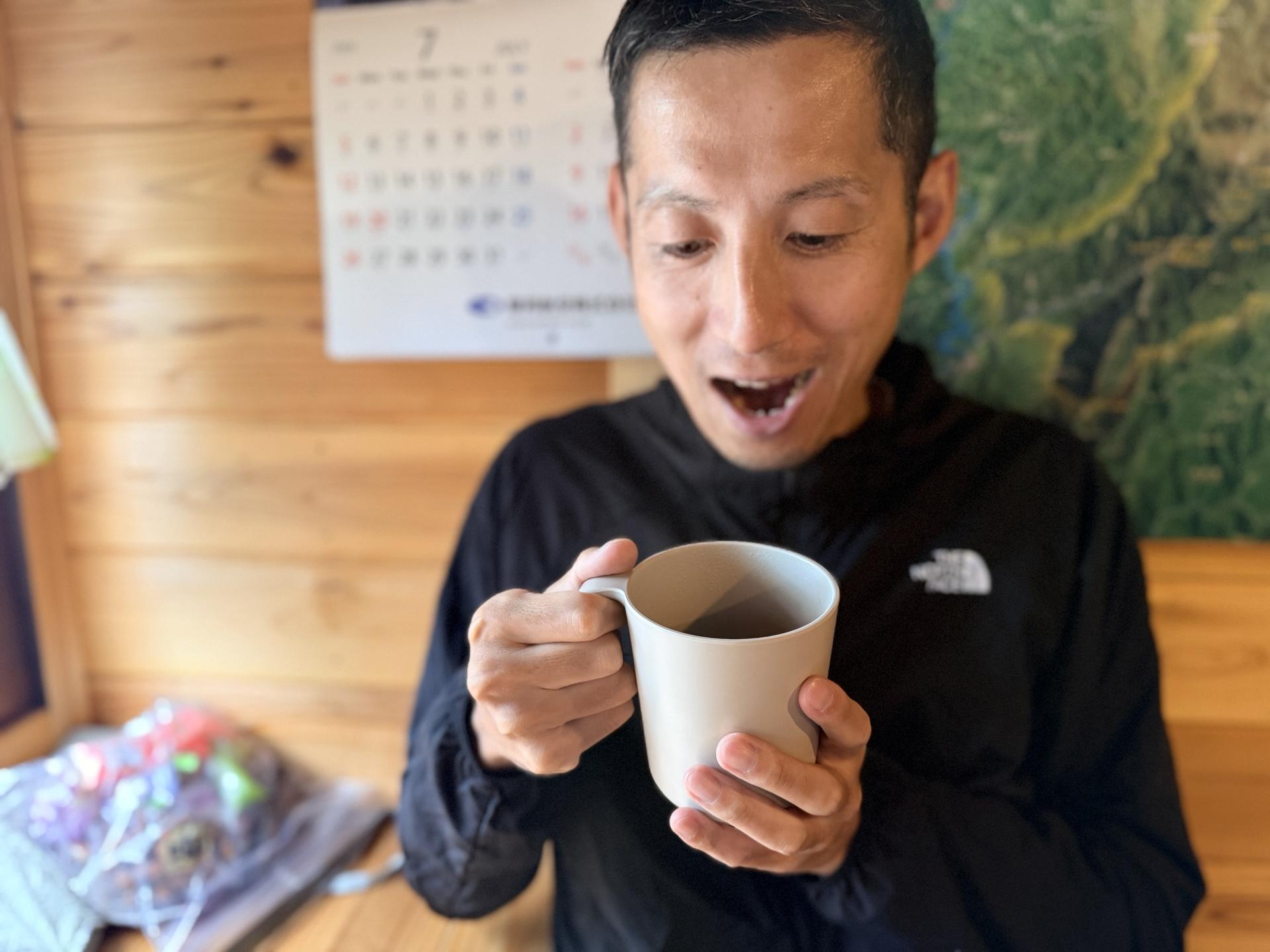 コーヒーを飲んでホッとひといき 外はこの時間雨が降っている☔