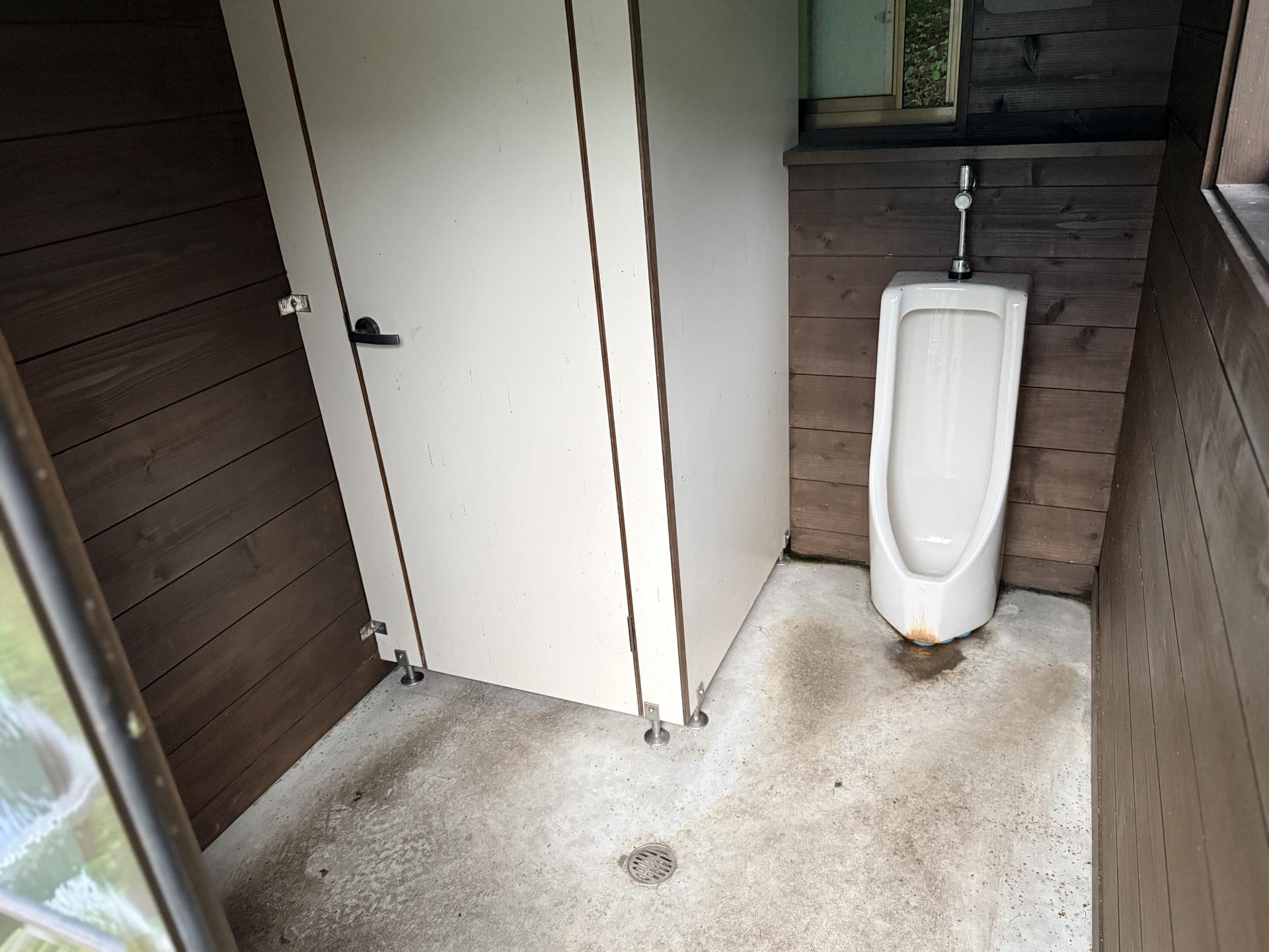 男性トイレの様子 小便器が一つと和式の水洗ボットン式が一つ