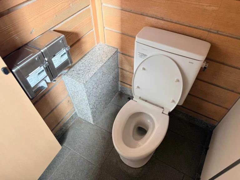 浄土平駐車場の公衆トイレ内の洋式便器