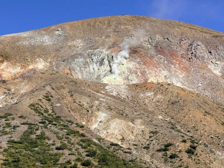 一切経山の山腹から上がる噴気