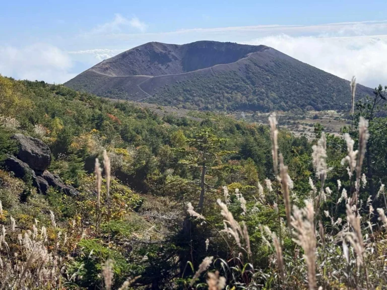 酸ヶ平への登山道で撮影した振り返ると吾妻小富士