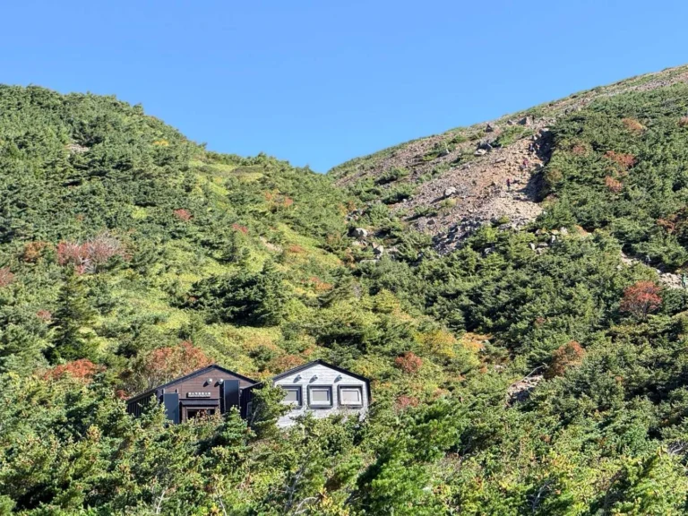 酸ヶ平避難小屋で撮影した斜面の避難小屋