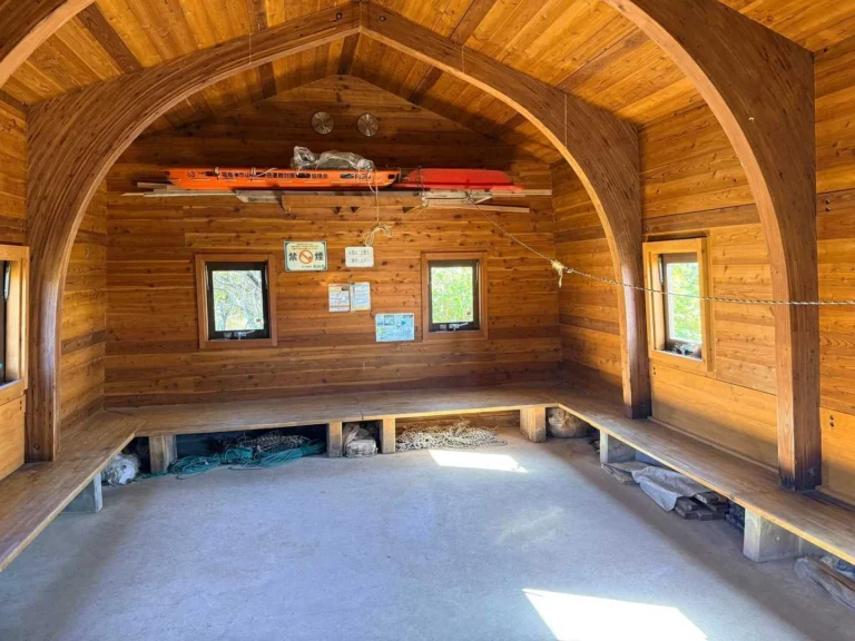 酸ヶ平避難小屋で撮影した避難小屋の内部