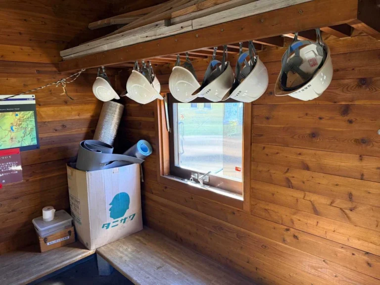 酸ヶ平避難小屋に備え付けられた防災ヘルメット