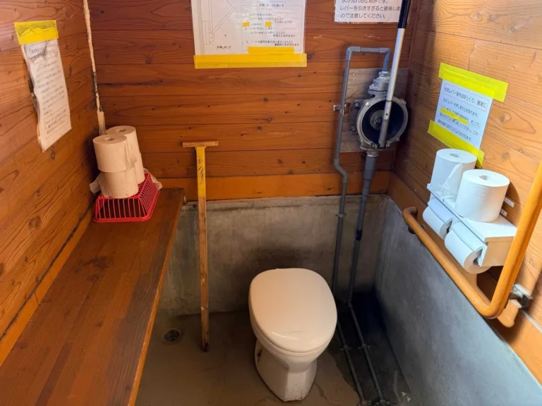 酸ヶ平避難小屋の洋式トイレ内部