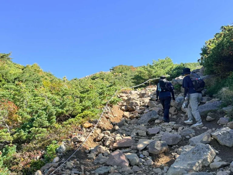 一切経山で撮影した山頂へ登り返す