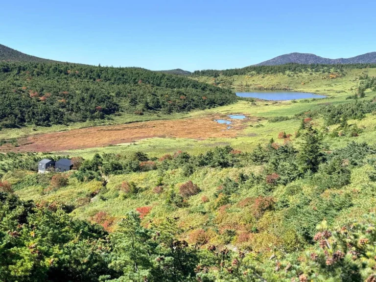 一切経山で撮影した鎌沼を振り返る