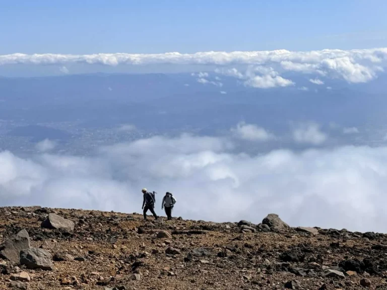 一切経山で撮影した雲海の向こうの登山者