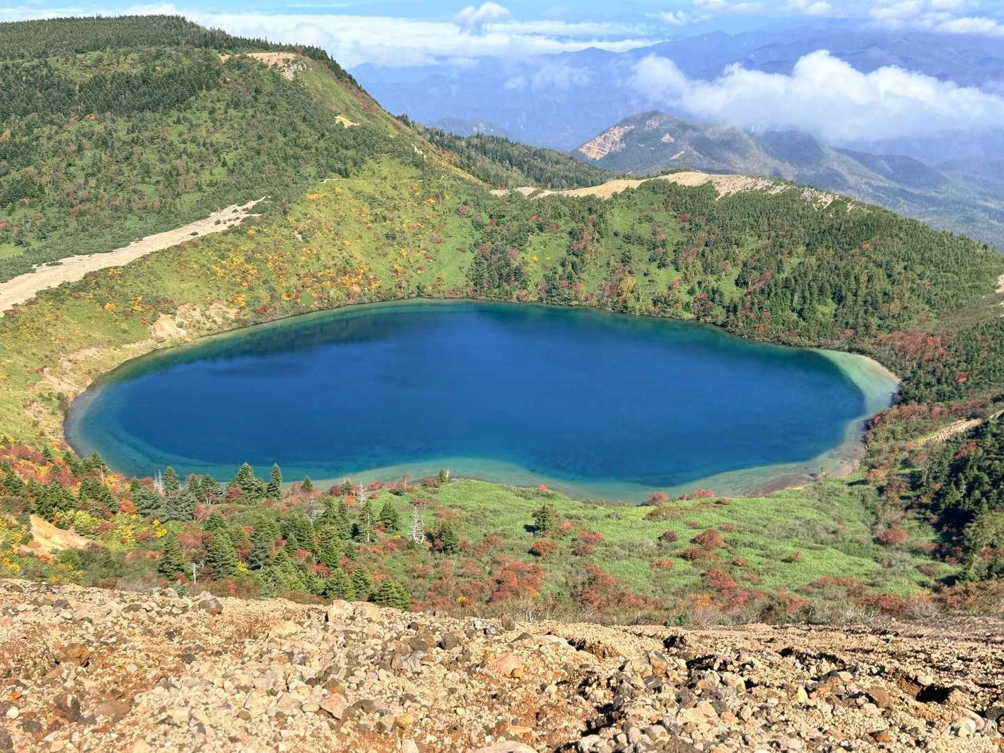 一切経山・吾妻小富士の紅葉登山｜ 魔女の瞳と鎌沼を巡る日帰りコース