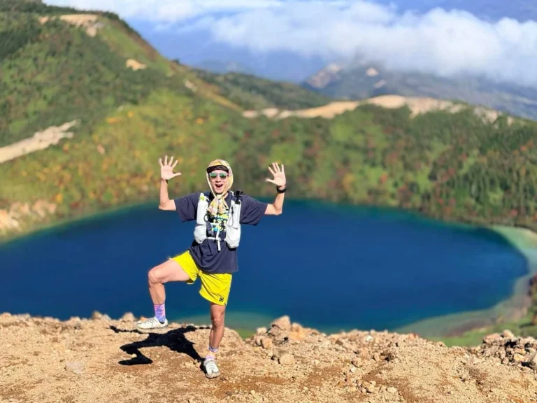 一切経山で撮影した魔女の瞳でイッチーポーズ