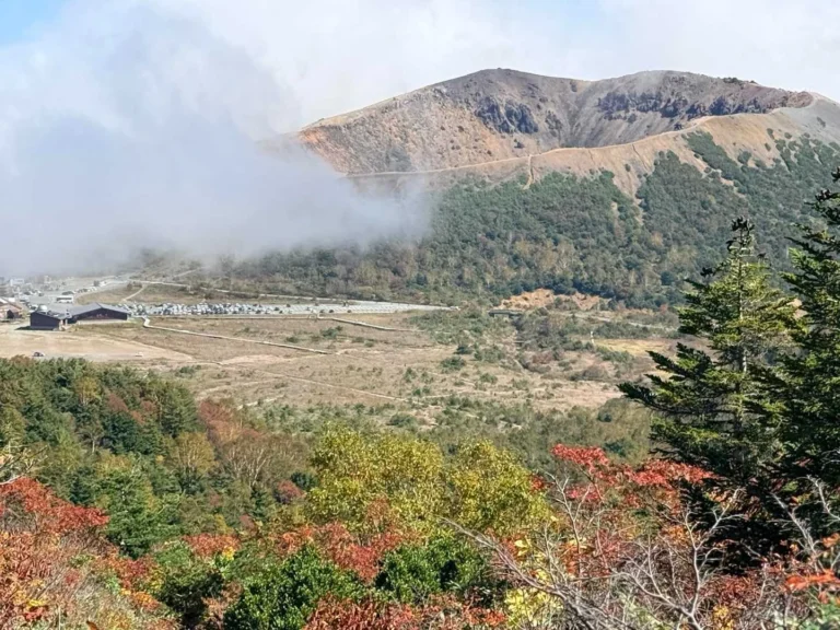 鎌沼で撮影した浄土平が近づく