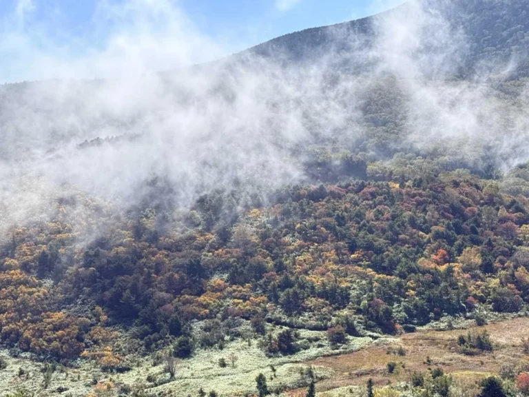 吾妻小富士で撮影した雲の下の紅葉
