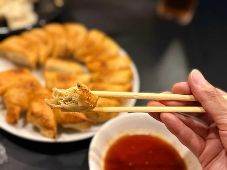 餃子の店 山女の水餃子を持ち上げた様子