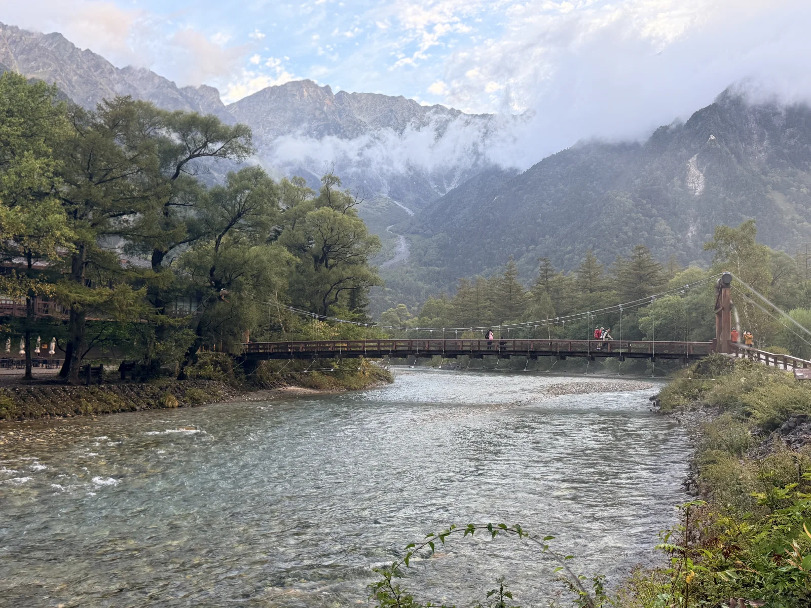 河童橋と梓川、その奥に広がる穂高連峰