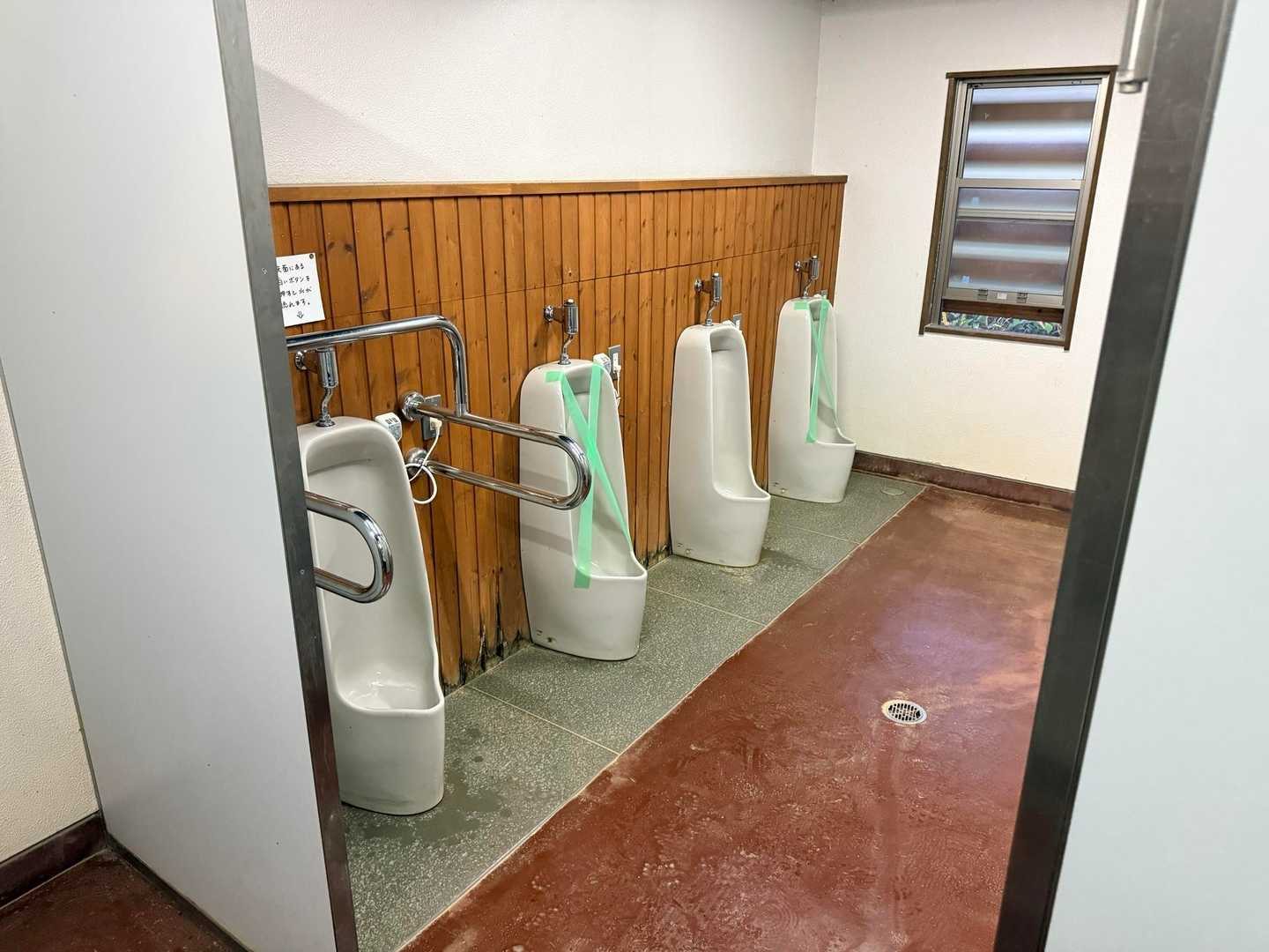 唐松岳・八方尾根の山荘横トイレの男性用区画（2026年9月）