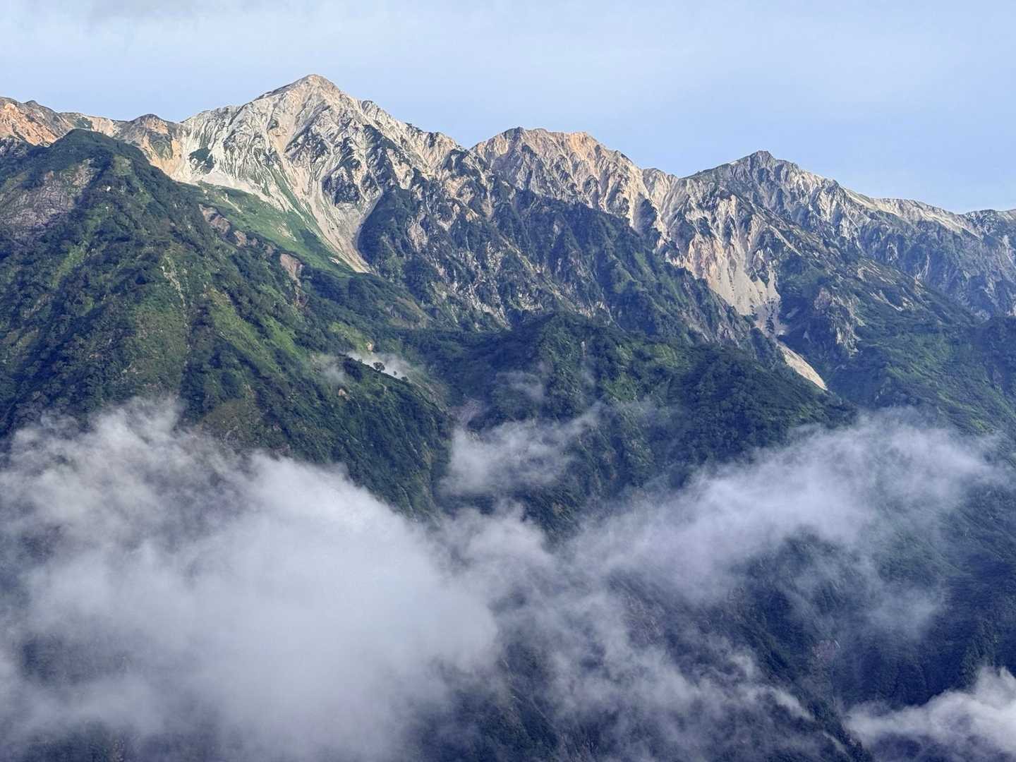 唐松岳・八方尾根の雲上に現れた白馬三山（2026年9月）