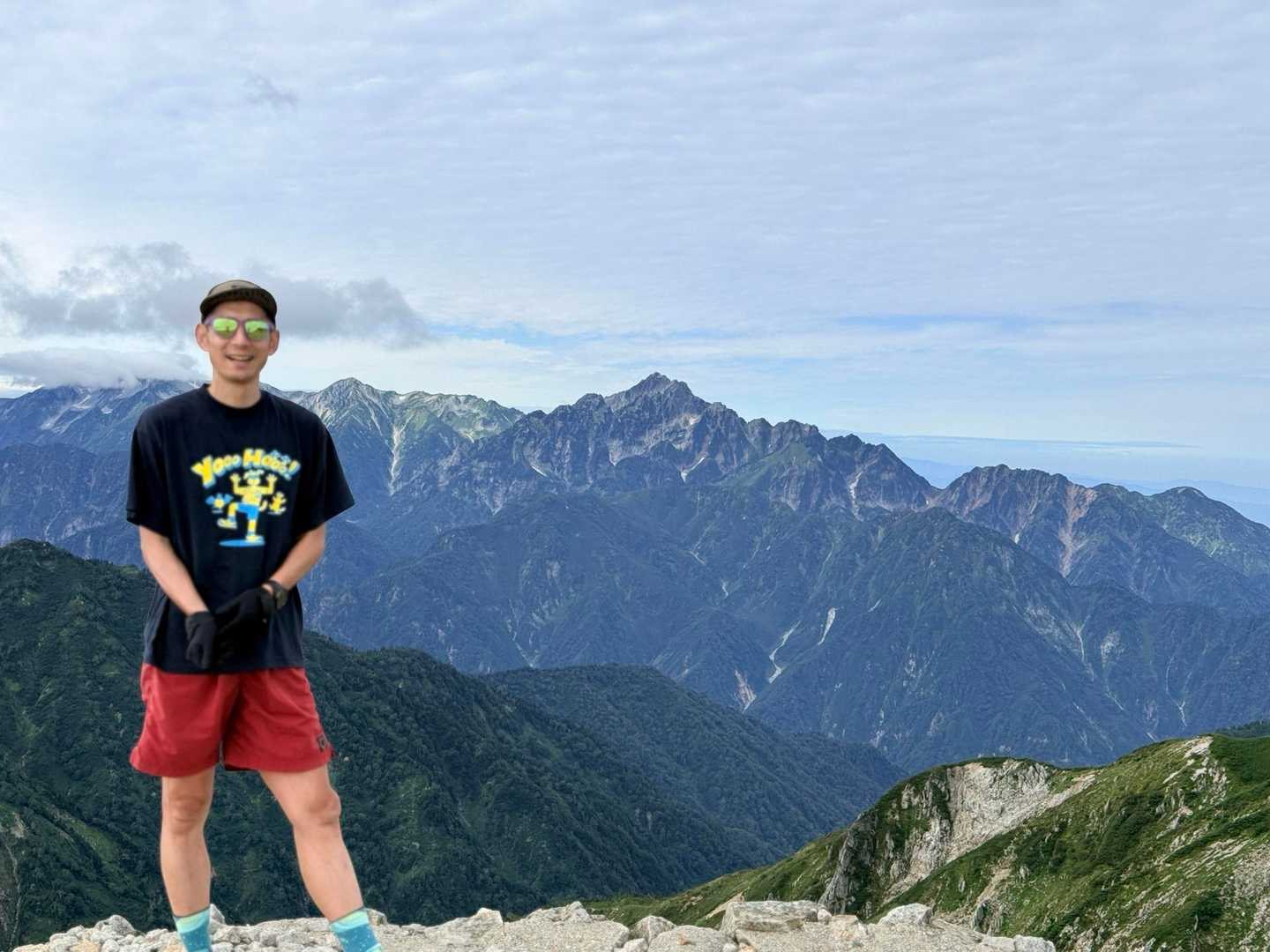 唐松岳・八方尾根の剱岳を背に山頂付近で（2026年9月）