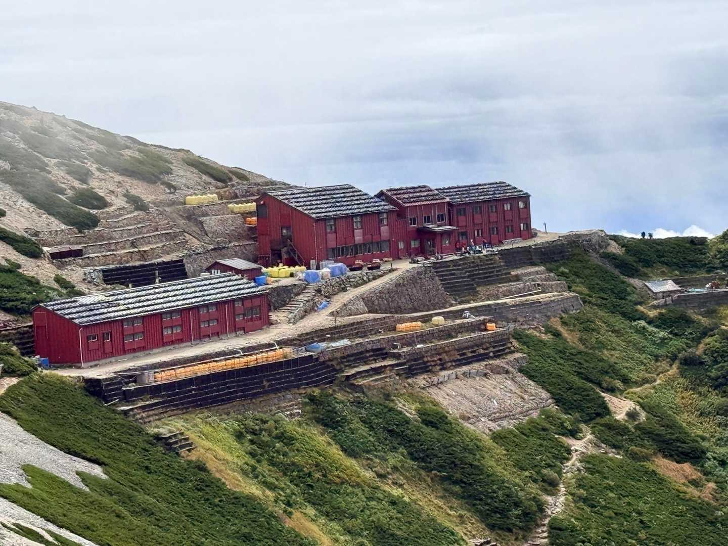 唐松岳・八方尾根の稜線に建つ唐松岳頂上山荘（2026年9月）