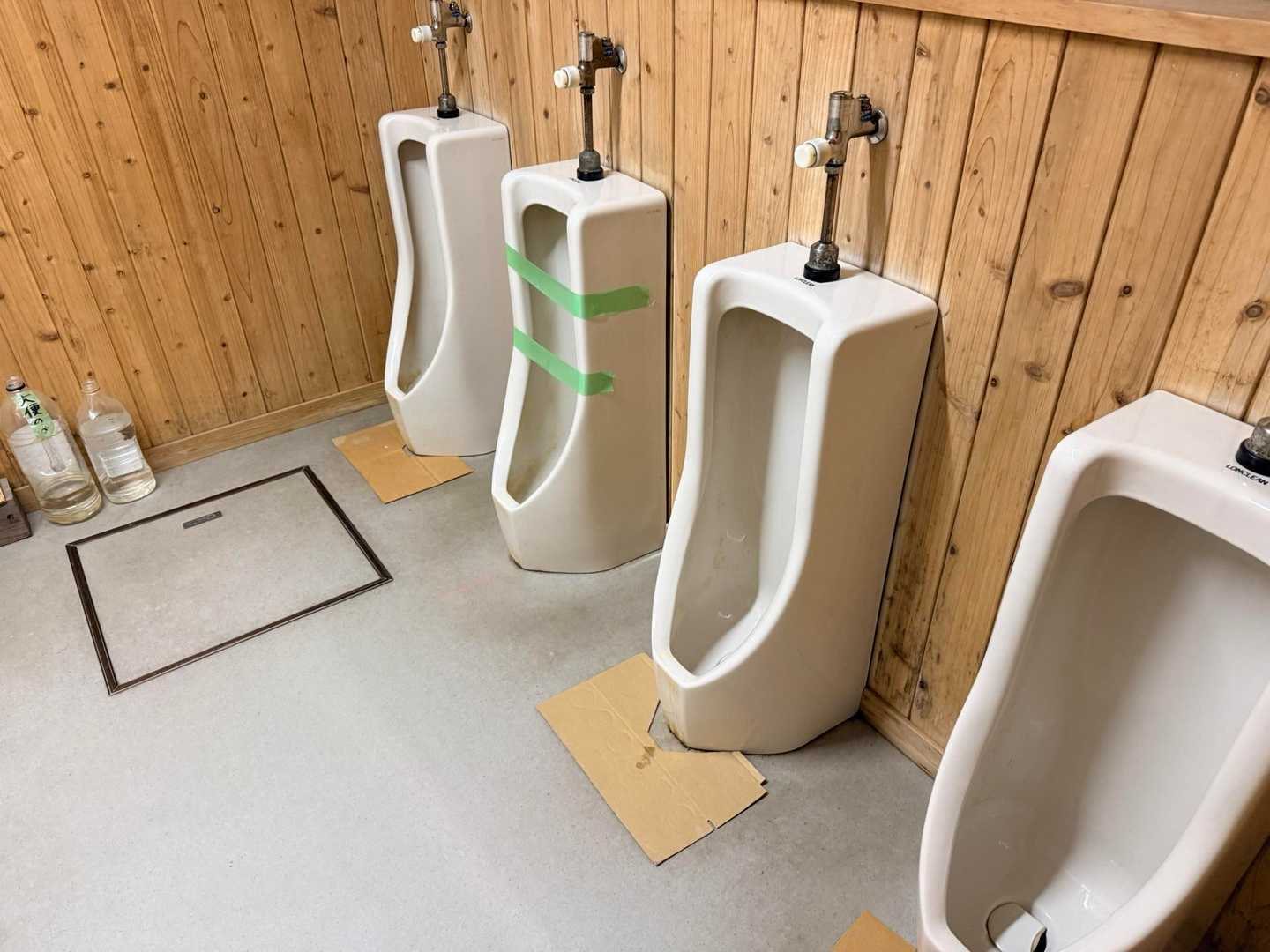 唐松岳・八方尾根の山荘トイレの小便器（2026年9月）
