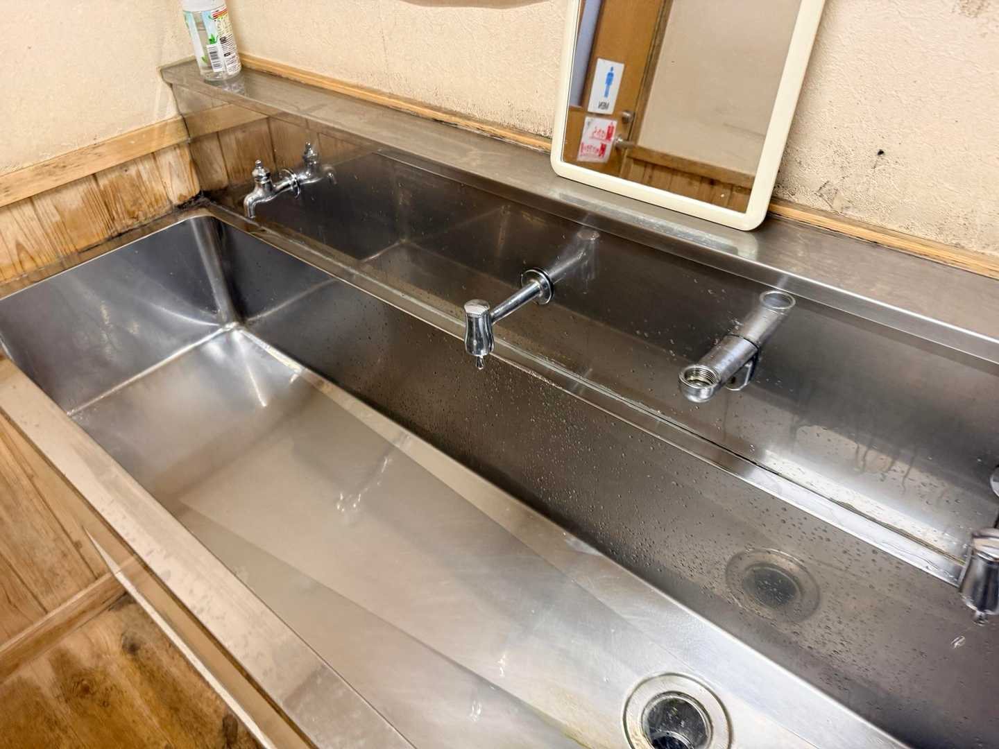 唐松岳・八方尾根の山荘トイレの手洗い場（2026年9月）