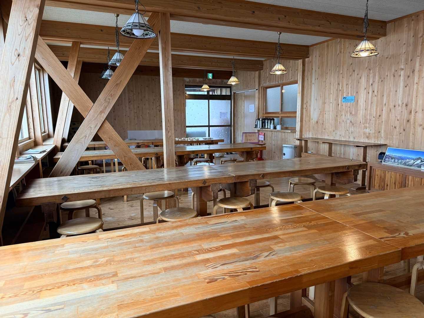 唐松岳・八方尾根の明るく広い山荘の食堂（2026年9月）