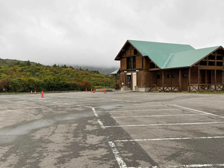 栗駒山・須川コースと産沼コース こちらがビジターセンター