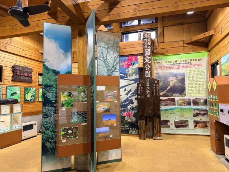 栗駒山・須川コースと産沼コース ビジターセンターの中の様子