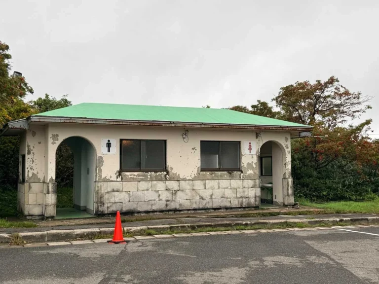栗駒山・須川コースと産沼コース こちらがビジターセンター駐車場のトイレ
