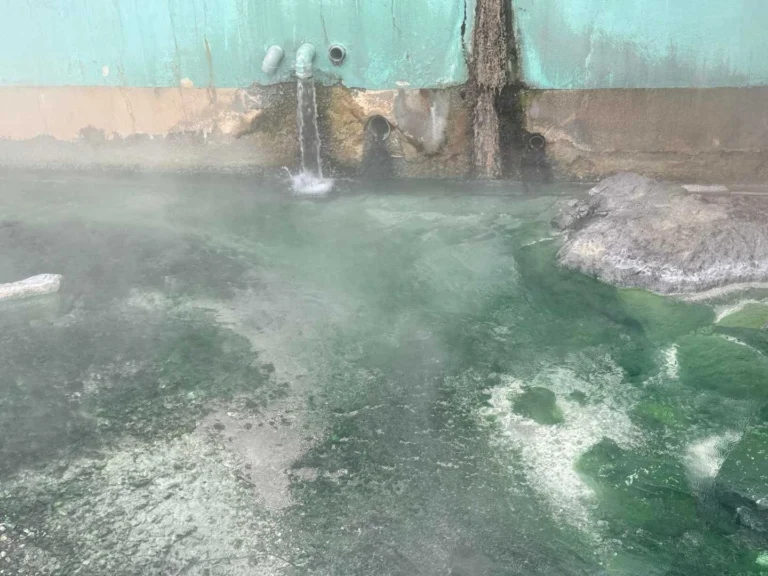 栗駒山・須川コースと産沼コース 温泉のお湯が流れている
