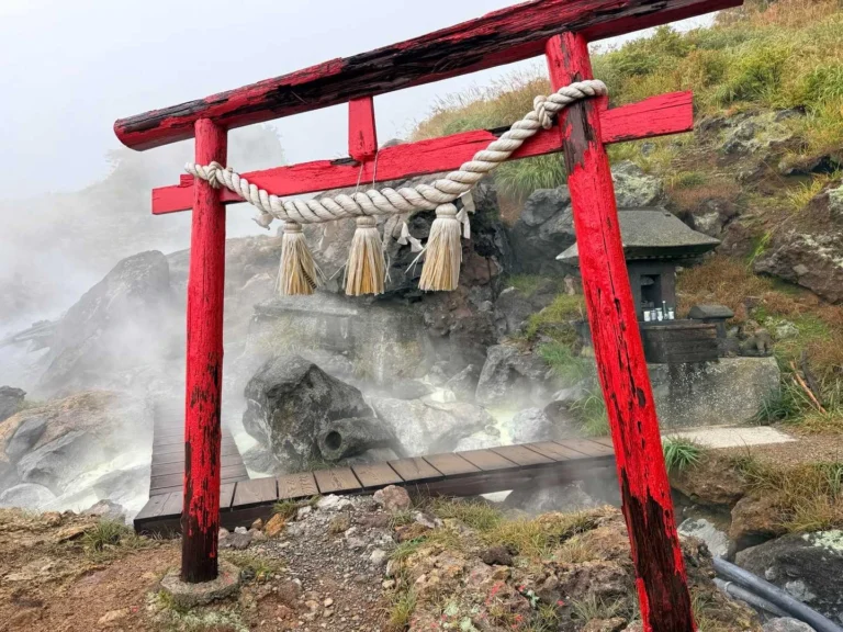 栗駒山・須川コースと産沼コース 温泉の神社かな?