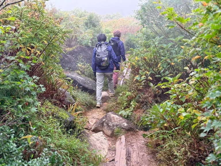 栗駒山・須川コースと産沼コース 岩も出てくる