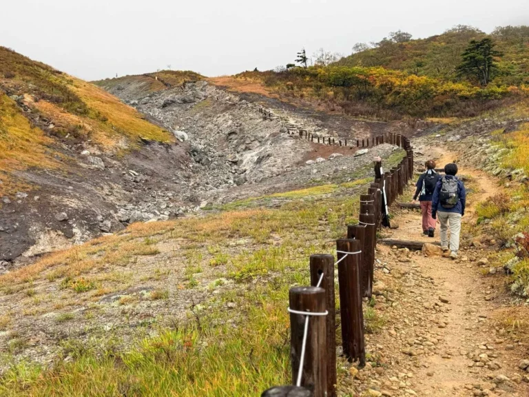 地獄谷へ向かう登山道と白い斜面