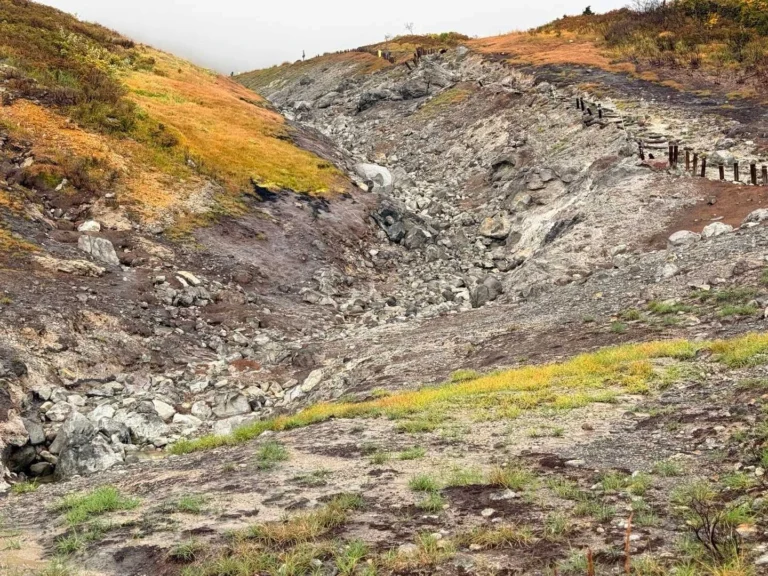 地獄谷の白い斜面と登山道