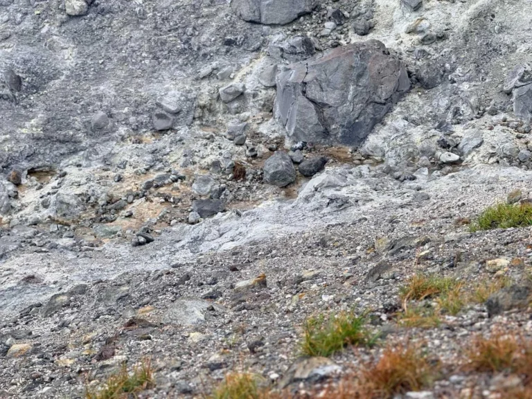 栗駒山・須川コースと産沼コース 遠くに火山ガスが出ている
