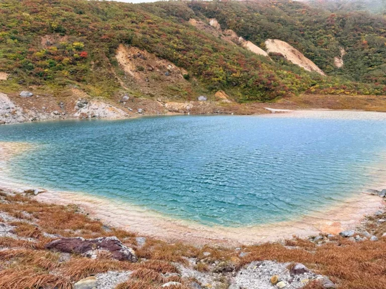 栗駒山・須川コースと産沼コース こちらが昭和湖