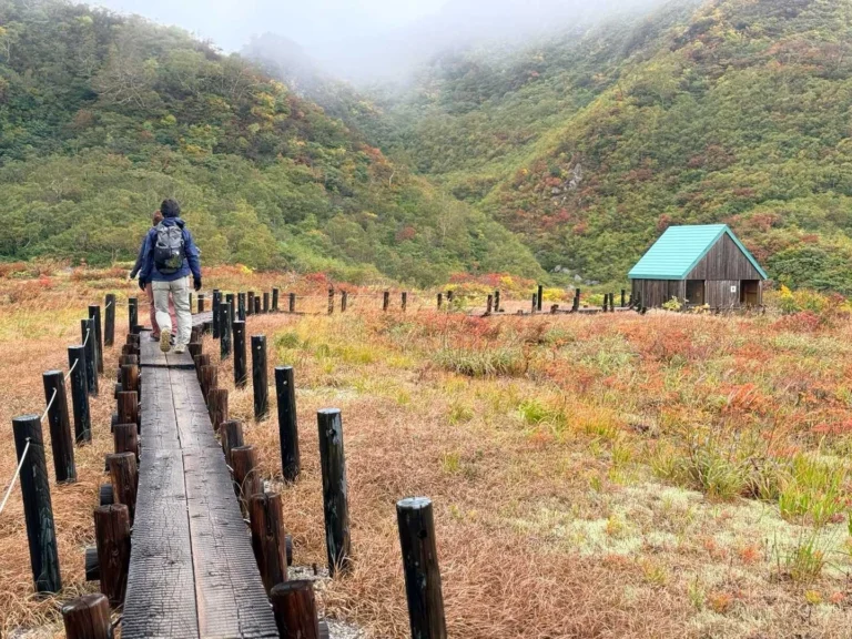 栗駒山・須川コースと産沼コース 右手にトイレがあるので寄ってみよう
