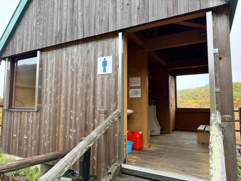 栗駒山・昭和湖のトイレ設備 男女別のトイレ