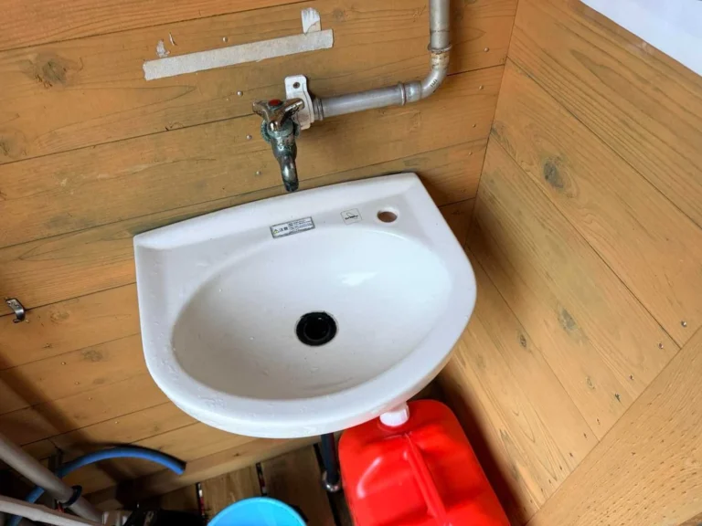 栗駒山・昭和湖のトイレ設備 手洗いの水もある(雨水)
