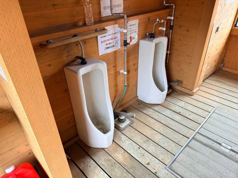 栗駒山・昭和湖のトイレ設備 小便器は2つ