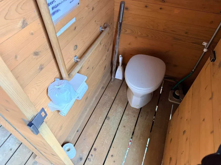 栗駒山・昭和湖のトイレ設備 洋式のトイレでトイレットペーパー🧻もある