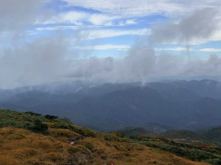 栗駒山・須川コースと産沼コース 遠くには青空も見えてきた