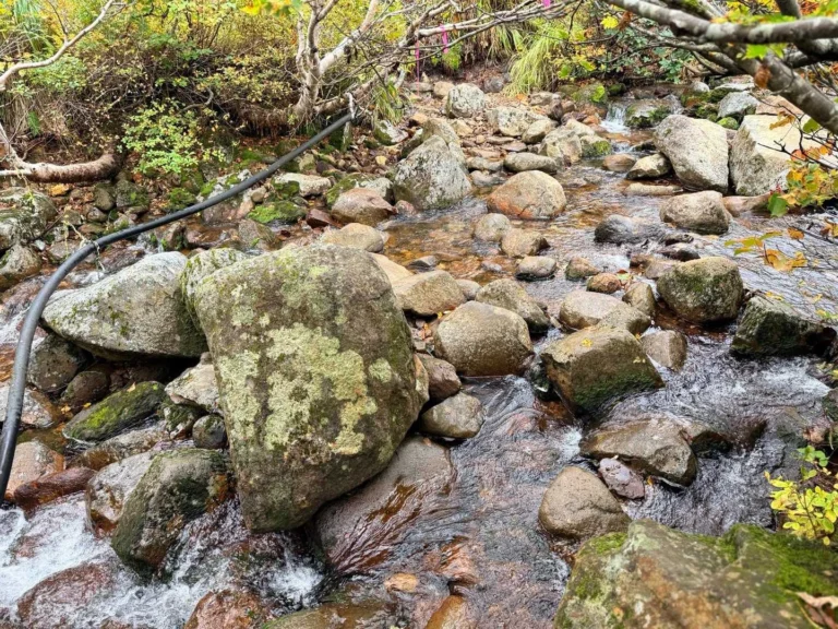 栗駒山・須川コースと産沼コース なかなか渡るのが大変だと思うのでポールなどあれば便利かも