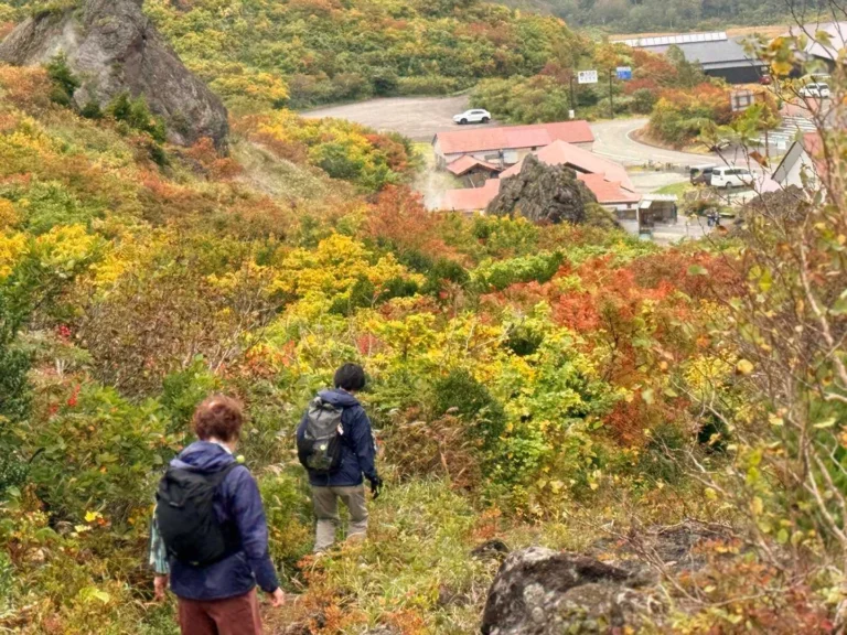 下山道から見えてきた須川高原温泉