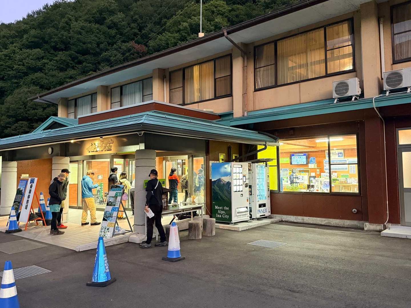 仙丈ヶ岳・北沢峠ルートの南アルプス林道バスのチケット売り場（2026年9月）