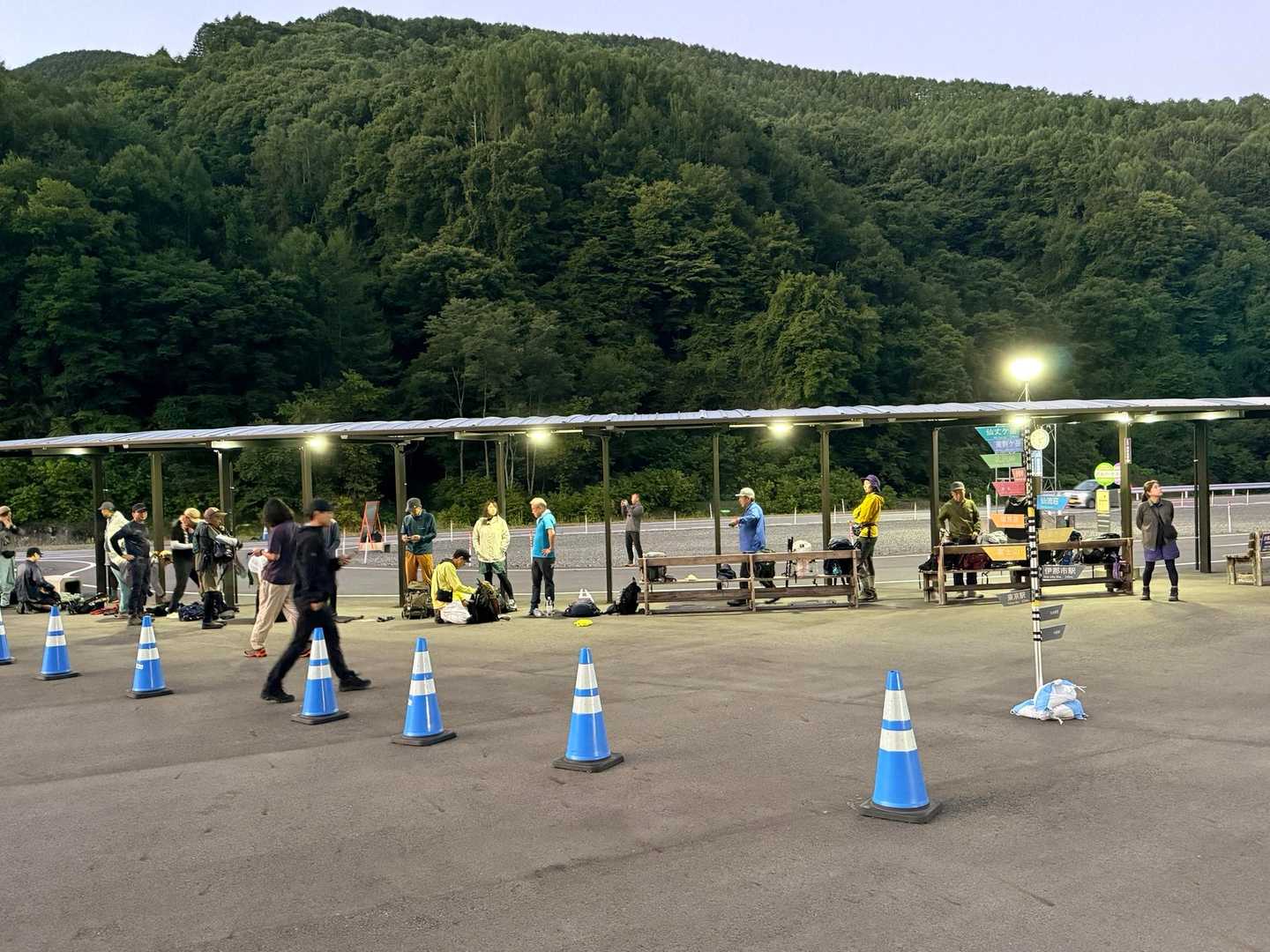 仙丈ヶ岳・北沢峠ルートのチケット売り場とは別にできるバス乗車待ちの列（2026年9月）