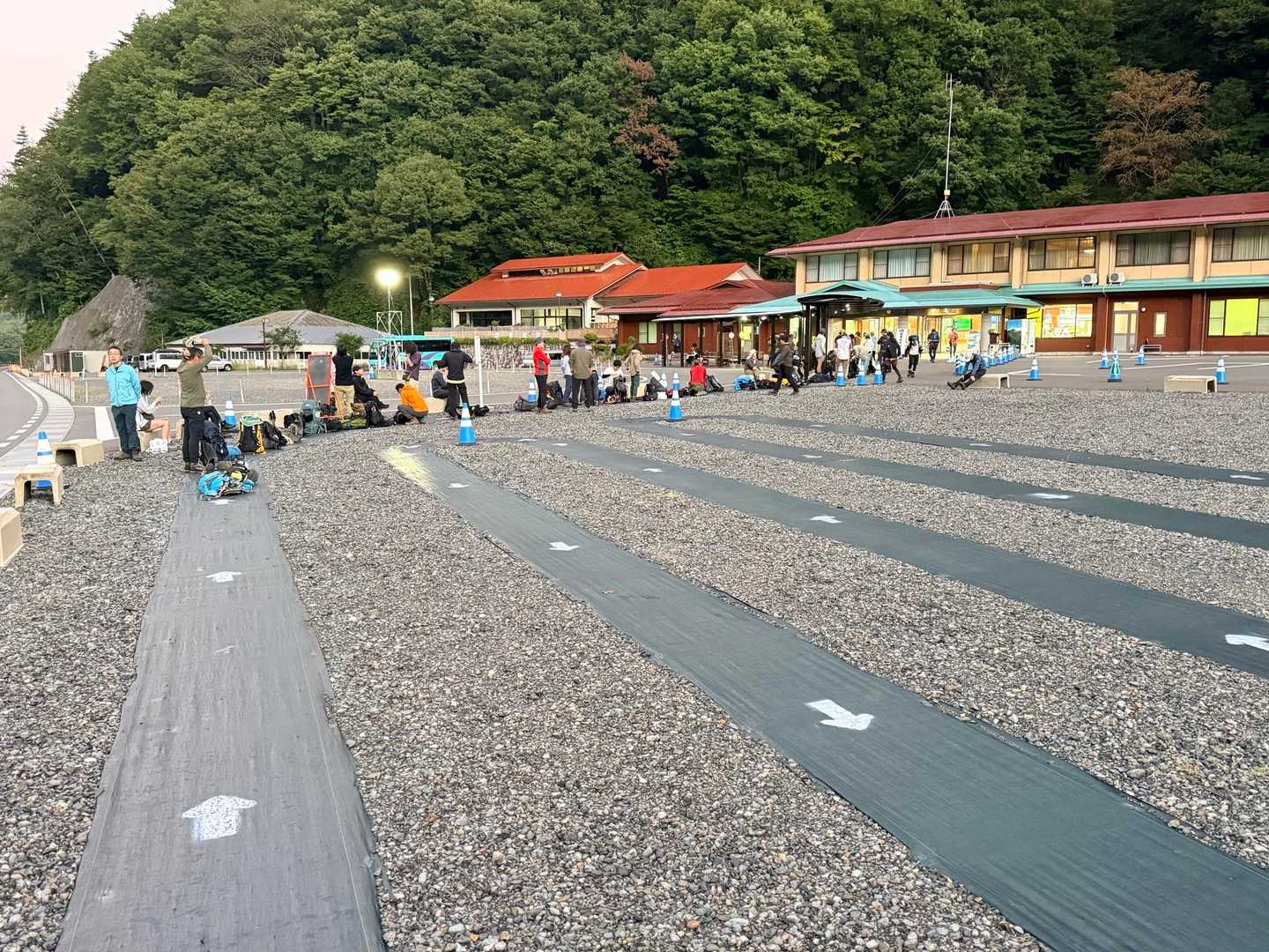 仙丈ヶ岳・北沢峠ルートの床の整列表示まで続くバス待ちの列（2026年9月）