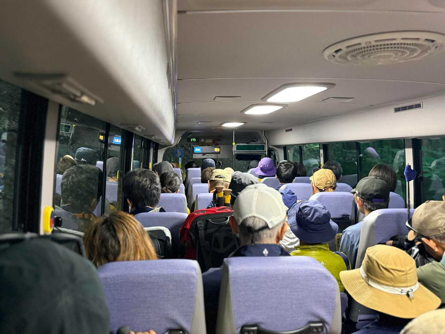 仙丈ヶ岳・北沢峠ルートの北沢峠へ向かう満席の林道バス車内（2026年9月）