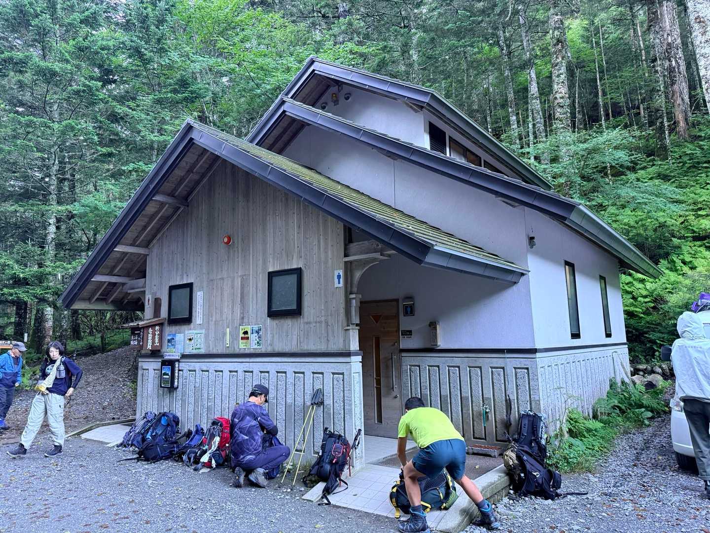 仙丈ヶ岳・北沢峠ルートの北沢峠の公衆トイレ外観（2026年9月）